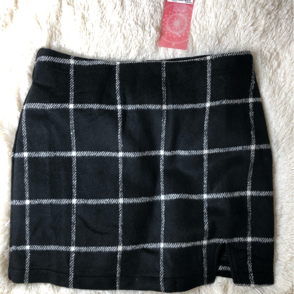 Fashion on earth, black plaid mini skirt With side slit